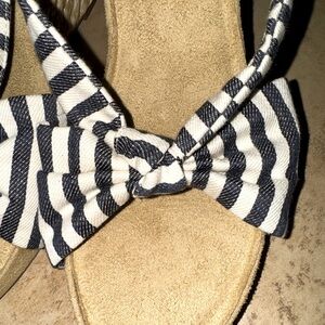 Women’s original AEROSOLES wedge sandal blue and white fabric NWOT Size  11